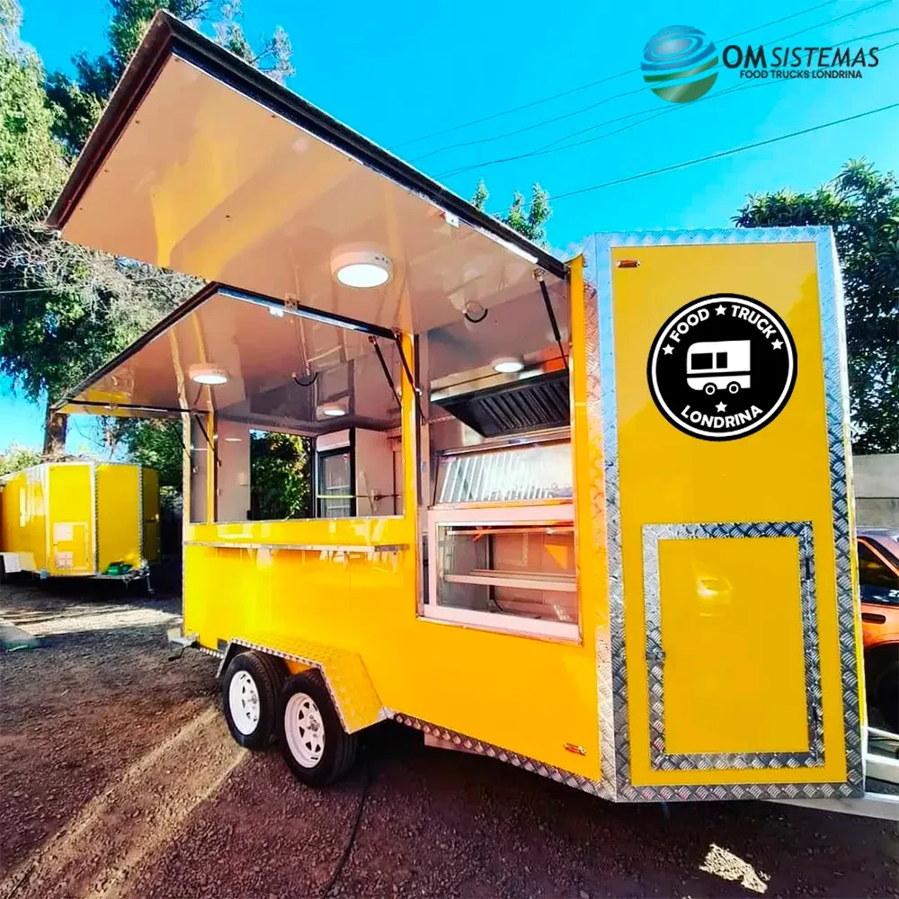 Food truck amarelo com duas abas de atendimento abertas